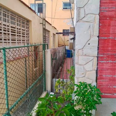 AMPLIO APARTAMENTO EN BAJOS EN NUEVO VEDADO POR 65000! (3 CUARTOS, 2 BAÑOS, ESPACIO PARA CARPOCH Y TELÉFONO !!! - 8/8