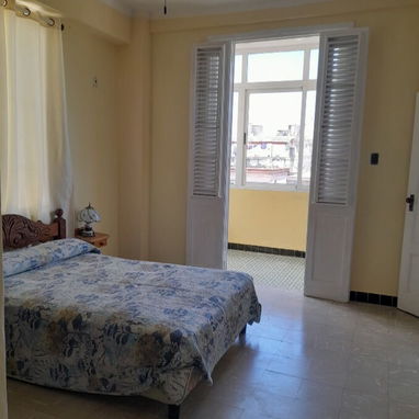 300 USD .RENTO LINEAL APARTAMENTO EN EL VEDADO DE UNA HABITACION HAY GARAGE 52501177 - Img 124088567