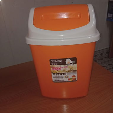 FREGONA PLANA PLEGABLE CON MANGO EXTENSIBLE+PAPELERA PLASTICA CON TAPA BASCULANTE 12 L NARANJA, ENTREGA DE FACTURA - Img 123077199