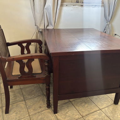 Vendo Escritorio de madera + silla / 150 usd - 4/5