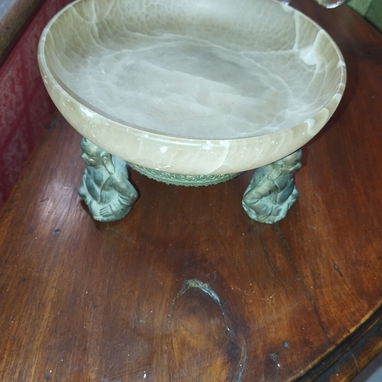 Vendo centro de mesa. Adorno de alabastro y la base son 3 budas de bronce. C-17 cm, A-10 cm - 4/5
