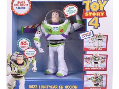 Gran Muñeco Toy Story Buzz Lightyear Movimientos Reales/Camina y Gira/+40 Frases y Sonido/Luz láser en la mano - Img 32835651