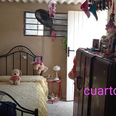 Casa🏠d dos plantas, es puerta a calle, en la planta de abajo consta de portal cercado, sala amplia, comedor, cocina etc - 9/10