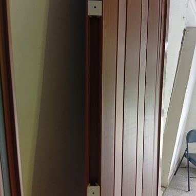 PUERTA PLEGABLE TIPO ACORDEÓN  💰 PRECIO: 40 USD  ⚙️ CARACTERÍSTICAS ✅ Fabricada en PVC resistente y ligero. - 3/7
