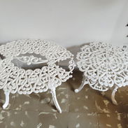 Se venden mesitas de centro para terraza. Color blanco de aluminio fundido en buen estado - Img 55676458