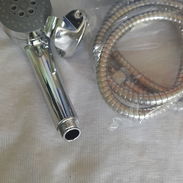 Vendo ducha con su manguera en 3000 cup. Regadera de 140 cm. Ducha más bien pequeña y de buena calidad de 6.5 de Diámet - Img 55514297