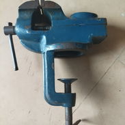 Tornillo de banco pequeño, De uso. Abre 10 cm. Para cerrajeros y manualidades. 30 usd - Img 57896470