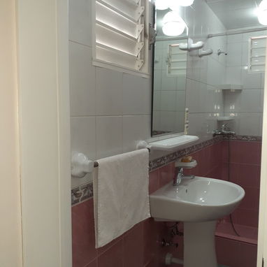 RENTA LINEAL APTO, 1 HABITACIÓN CON RESPALDO Y WIFI, VEDADO, CERCA DE HOSPITALES - 4/10