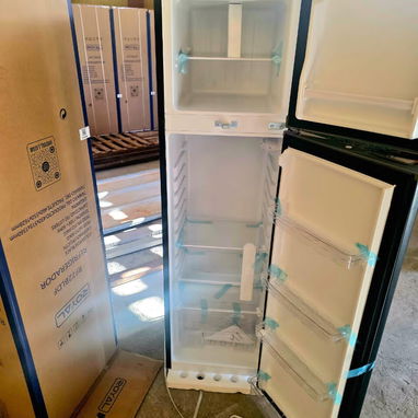 Refrigerador Royal 7.2 pies ⚙️ Color negro ⚙️ Con cierres y llaves 🔑 Cod:Electro - Img 117598155