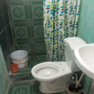 Casa en alto ubicada en Santa Fe Playa   Consta de:   ✌️ cuartos, sala comedor, cocina , baño 🚽, balcón alante - 5/5