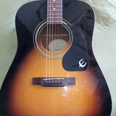 Guitarra Epiphone nueva ( prácticamente)con cuerdas de acero que incluye dos repuestos y el estuche acolchado de regalo - 2/5