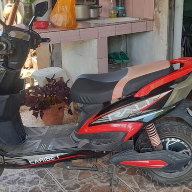 800 USD VENDO MOTO ELECTRICA DE USO HACIENDO 45 KILOMETRO CON CHAPA Y CERTIFICO SOY EL DUEÑO - Img 126127101