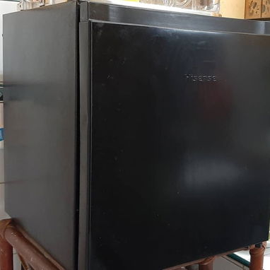 MINI BAR (marca Hisense) CON UN PEQUEÑO CONGELADOR - Img 111905820