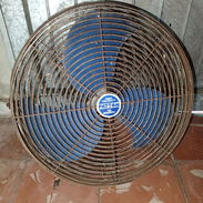 Ventilador industrial de piso para talleres o negocios es de uso buen estado y es de metal. - Img 57100789