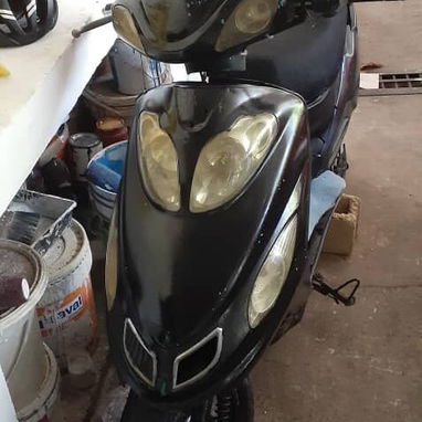 En venta moto forza , 1 lata de pintura, plasticos de reserva, tenedor y balancin de reserva y su capa para la lluvia. - 2/8