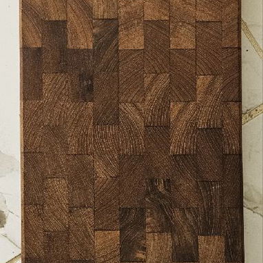 TABLA DE COCINA DE MADERA DE NODAL (WALNUT), UTILITARIA O DECORATIVA, CON CUCHILLO DE FILETEAR + HACHA Y SERRUCHO. - Img 109451574