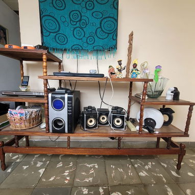 Vendo estas 2 butacas antiguas de caoba y un multi mueble de cedro, todo en buen estado, el multi mueble sin los equipo. - Img 117222801
