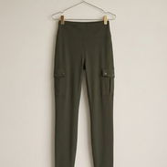 Pantalón tipo cargo ajustado en verde oliva. Diseño funcional y moderno, con bolsillos laterales tipo cargo, ideal para - Img 56206935