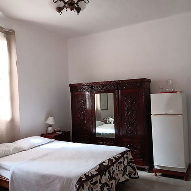 Rento habitación amplia a cubanos y exotrangeros - Img 120098510