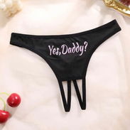 ✨ Hilos con Apertura Yes, Daddy? ✨ Tanga sexy negra con estampado de letras y atrevido diseño de tiras. 🖤 - Img 57021442