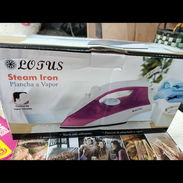 Plancha de ropa al vapor con rociador nueva en su caja marca lotus - Img 48987462