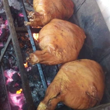 CUATRO PIERNAS PARA 70 COMENSALES — ¡UN BANQUETE QUE MARCA LA DIFERENCIA EN TODA LA HABANA! - 2/2