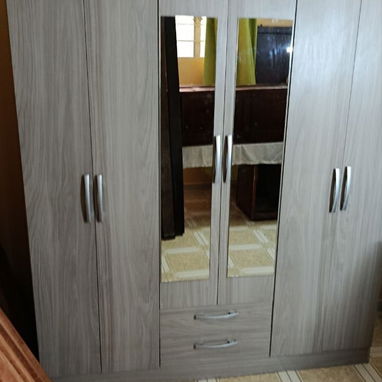 Vendo closet de uso moderno con espejos y tres compartimentos. - Img 124260270