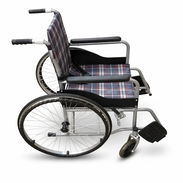 Silla de ruedas con diseño a cuadros con doble reposapiés - Img 57318654
