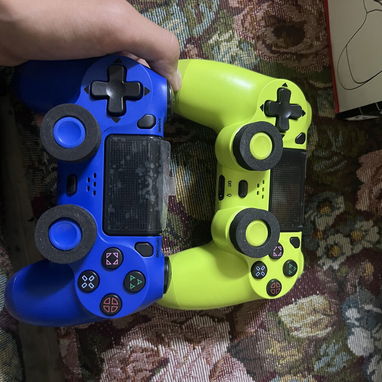 Dos cajas de Mandos de ps4 - 5/5