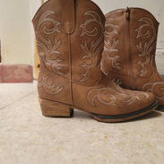 tenis y botas tejanas de uso - Img 57623485