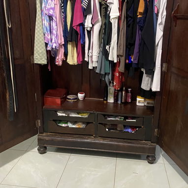 Vendo escaparate de caoba. Contactar con Isabela al 58264306. Más información por WhatsApp. - 2/5