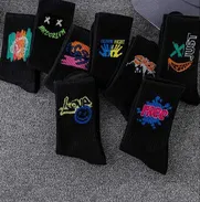 Medias blancas y negras con estampados en venta - Img 50212490