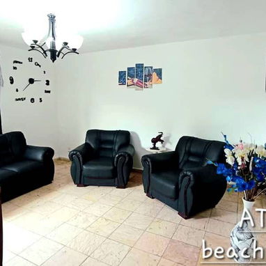 Se renta casa Alain a solo 1 cuadra del mar de Guanabo. Tenemos puscina, billar, planta eléctrica..whatssap 5 2959440 - Img 121060836