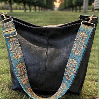 Bolso / cartera casual con correa estampada, colores negro y beigea - 2/2