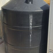 Vendo tanque de agua 1500 litros de los negros,es original ,tiene la válvula de salida - Img 45587678
