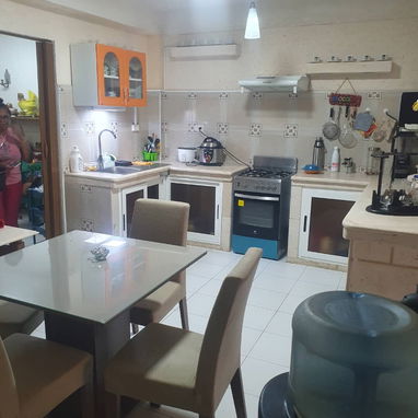 Ofertaaa apto de 2 cuartos y medio y dos baños en perfecto estado planta baja súper céntrico!!!! - Img 93790942