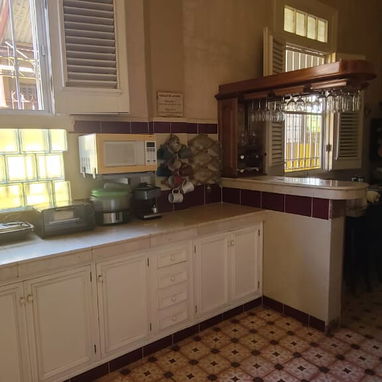 Se vende una casa neocolonial en zona muy céntrica de Morón - Img 120437090