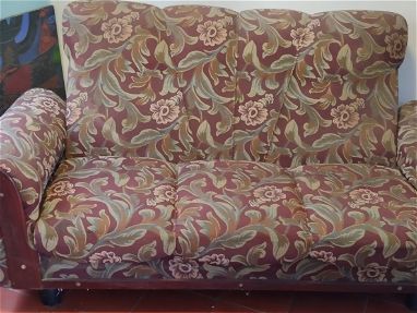 Venta de Sofá de tres asientos color marrón aspiado en buen estado de buena madera - Img main-image