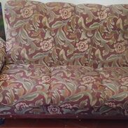 Venta de Sofá de tres asientos color marrón aspiado en buen estado de buena madera - Img 45537227