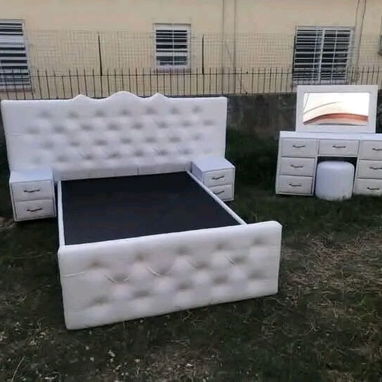 Cama Capitoneada con Mesitas de Noche - 4/4