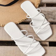 Sandalias Veraniegas con tiras, de color blanco. Todos los números del 37, 38, 41 al 43. Para playa y ocasiones casuales - Img 56833162