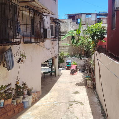 Se vende apto de lujo en biplanta de 4 aptos con garaje colectivo. Ubicado en 34 cerca de la ave 19, en planta alta, pla - Img 127648281