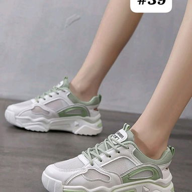 Tenis de mujer y sandalias - Img 121678645