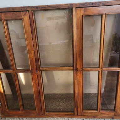 Ventana grande y puerta de baño pequeña - 2/2