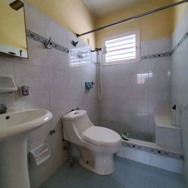 Casa totalmente independiente Río Verde Boyeros con patio y garaje - 4/10