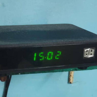 Tv Smart Challenger De 32 pulgadas Menos de un año de uso Con cajita descodificadora , antena 📡 interior y dos mando - Img 120011160