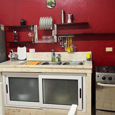 RENTO LINDO APT. DE 2 HAB. EN PLANTA BAJA. EN EL CENTRO DEL VEDADO.NO SE VA LA LUZ _ TELF.53864035 - Img 114915689