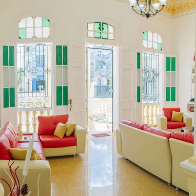 🏠 Descubre ésta hermosa casa de renta en el Vedado con amplios espacios y un confort excelente - Img 115297757