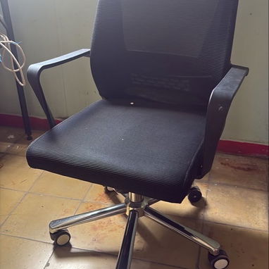 Silla de oficina con brazos y ruedas - Img 123214592