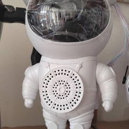 Astronauta : para ambientar el cuarto o espacio, tiene bluethoo y sonidos ambientales - Img 56221524